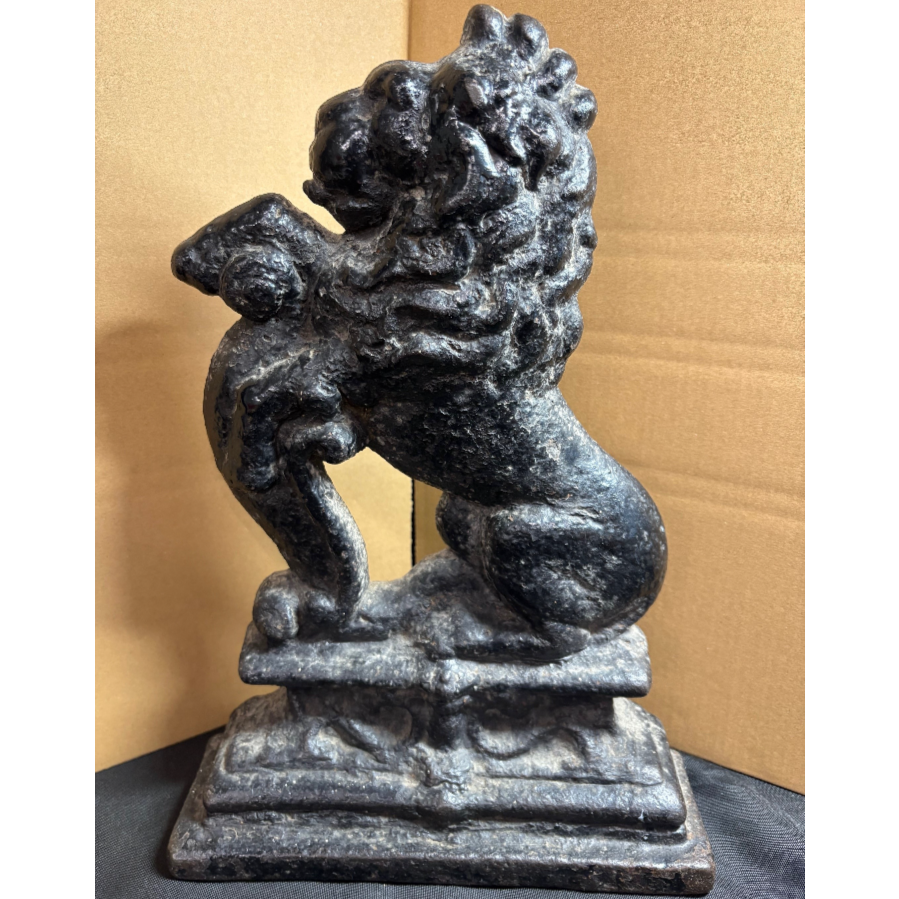A heavy cast iron 19th century lion door stop - VIN1106G