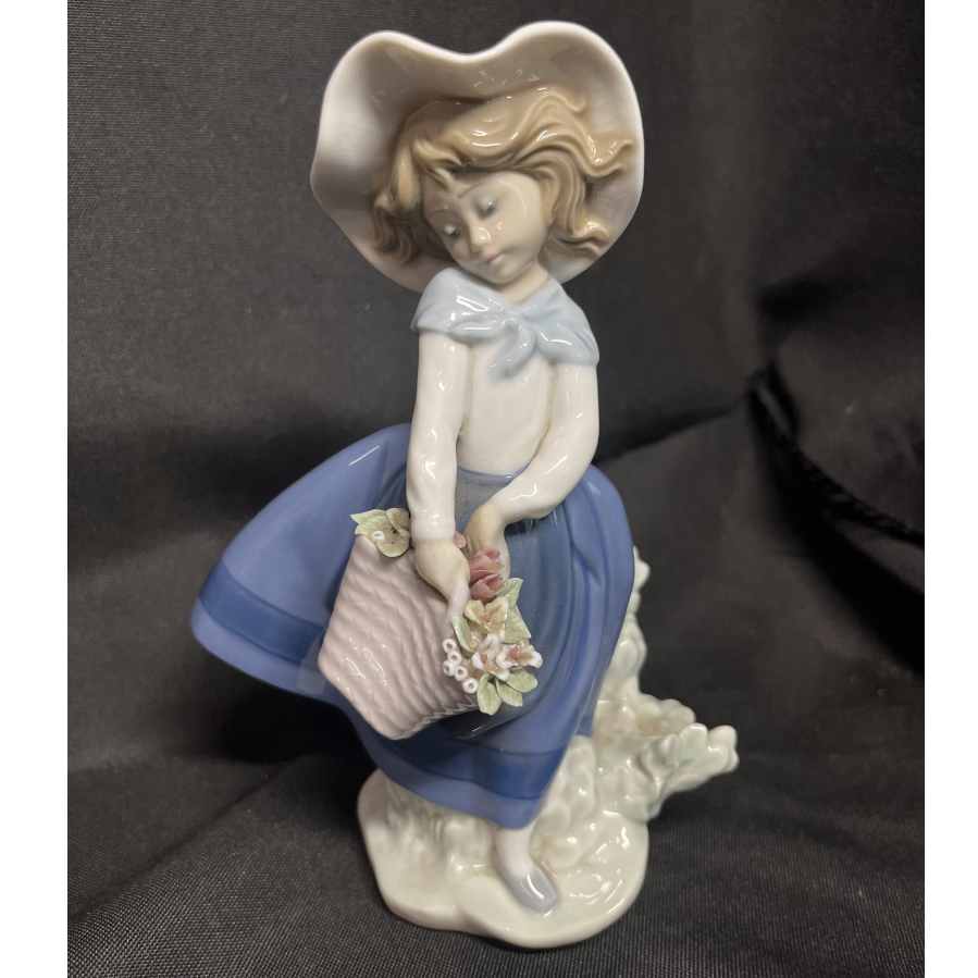 Lladro #5222 'Pretty Pickings' Porcelain Figurine - VIN1127Q
