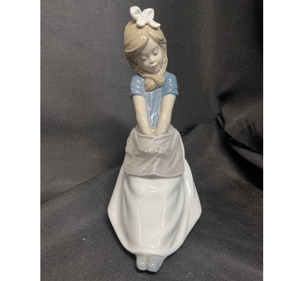 Nao by Lladro #0480 'Thinkin' Girl Figurine - VIN1127S