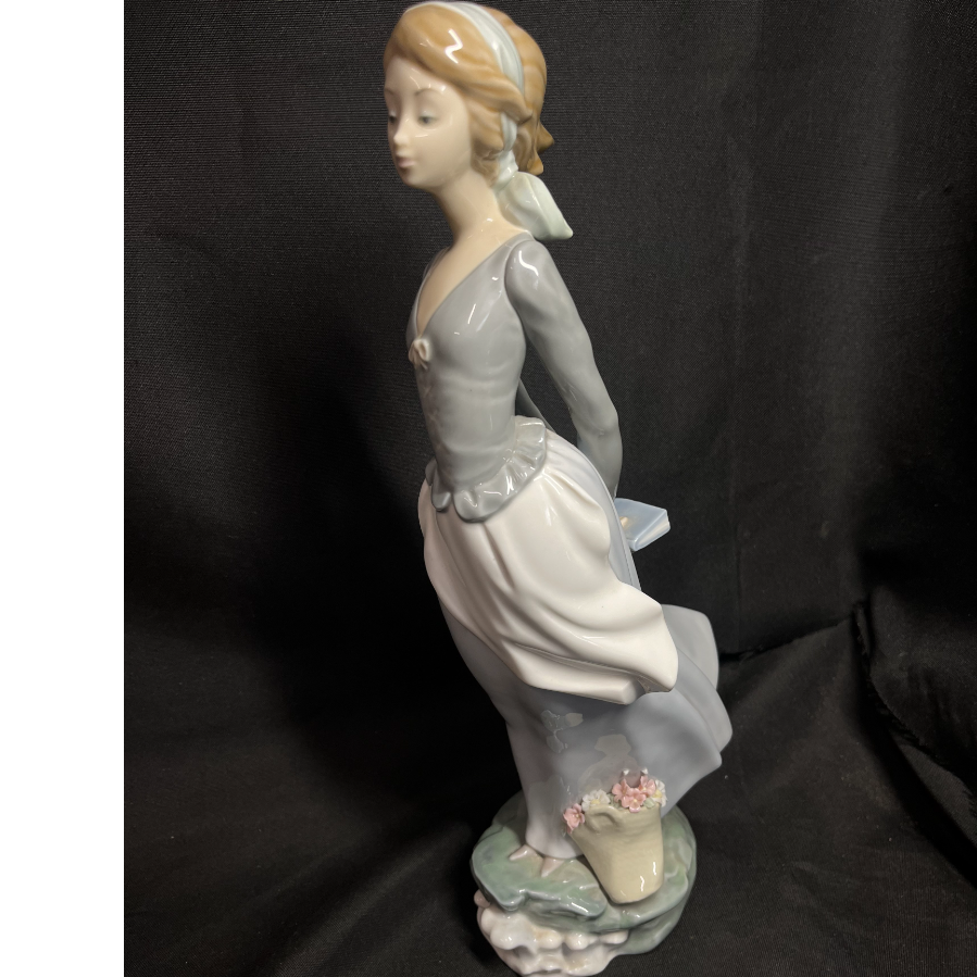 Lladro #4922 'Sea Breeze Wind Blown Girl' Figurine - VIN1127R
