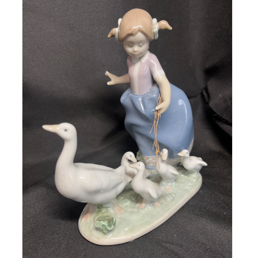 Lladro #5503 'Hurry Now' Girl figurine - VIN1127Q