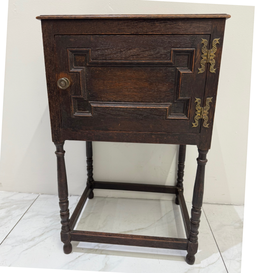 Attractive Oak Side Cupboard with Bold Geometric Design - VIN1172U