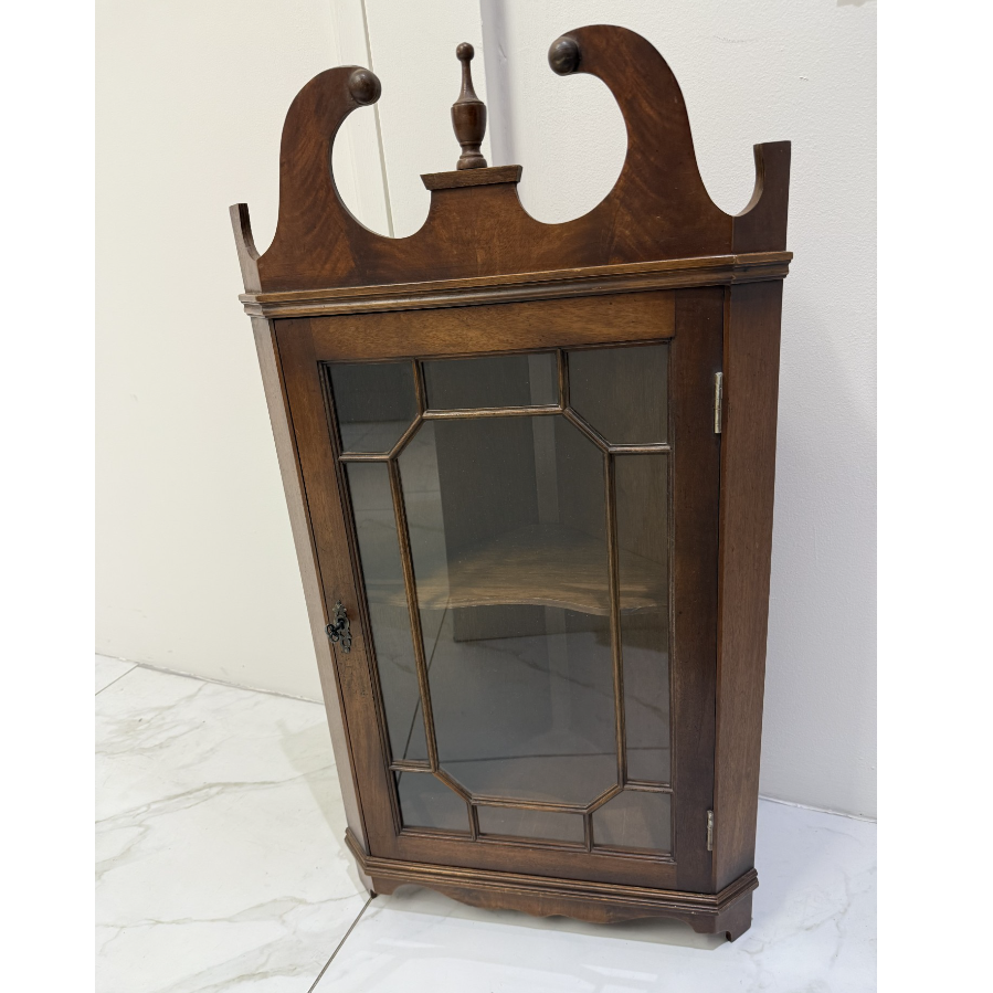 Victorian Style Lockable Display Cabinet Corner - VIN1156Q