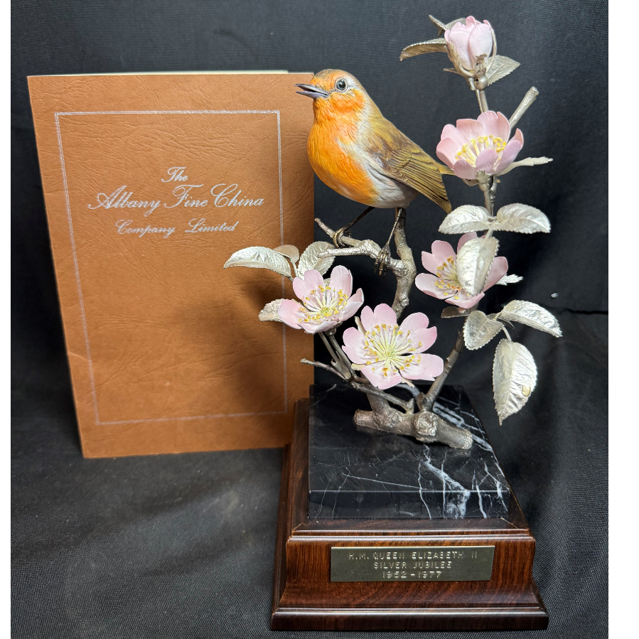 Albany Fine China Robin modelled to commemorate HM Queen Elizabeth II Silver Jubilee on Silver Support - VIN1149H