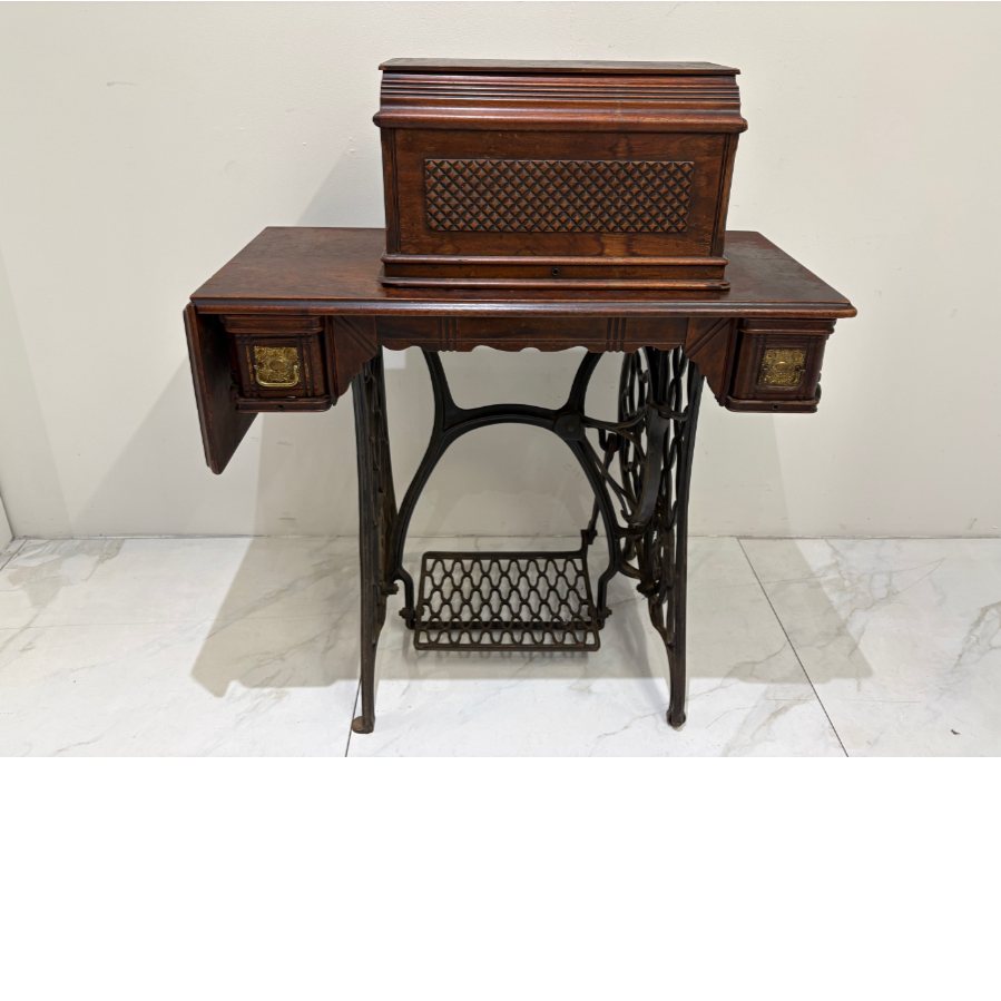 Vintage  Treadle  Singer Sewing Machine - Vin  1234P