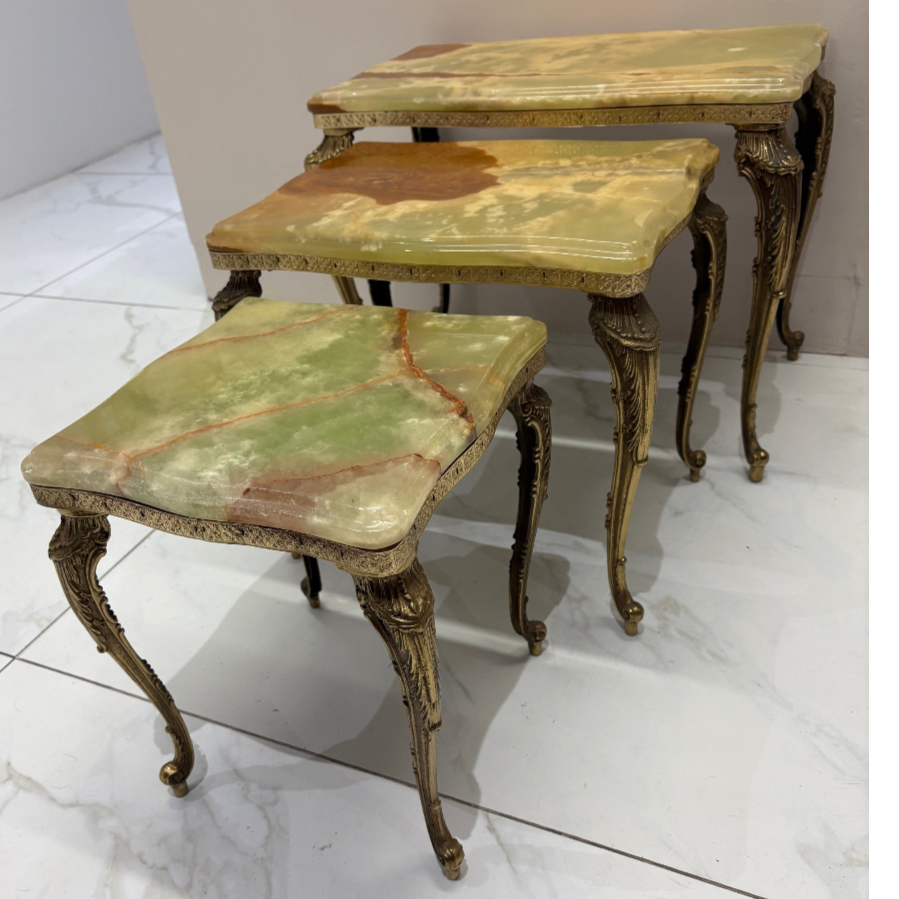Nest of three mid century onyx stacking tables with gilt brass cabriole style legs - VIN1245S