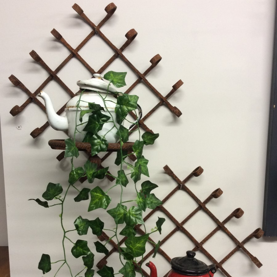 Rusty Metal Wall Hanger VIN456O