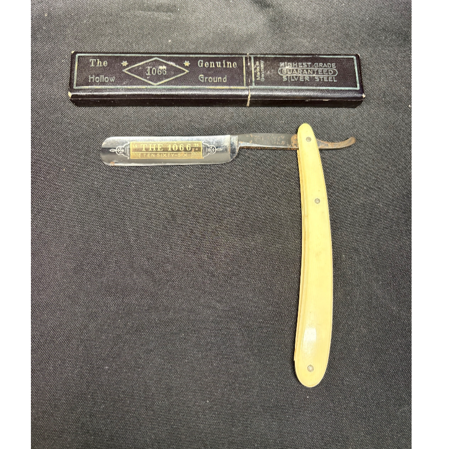 Vintage Boxed Hollow Ground 'The 1066' Razor - VIN842G1
