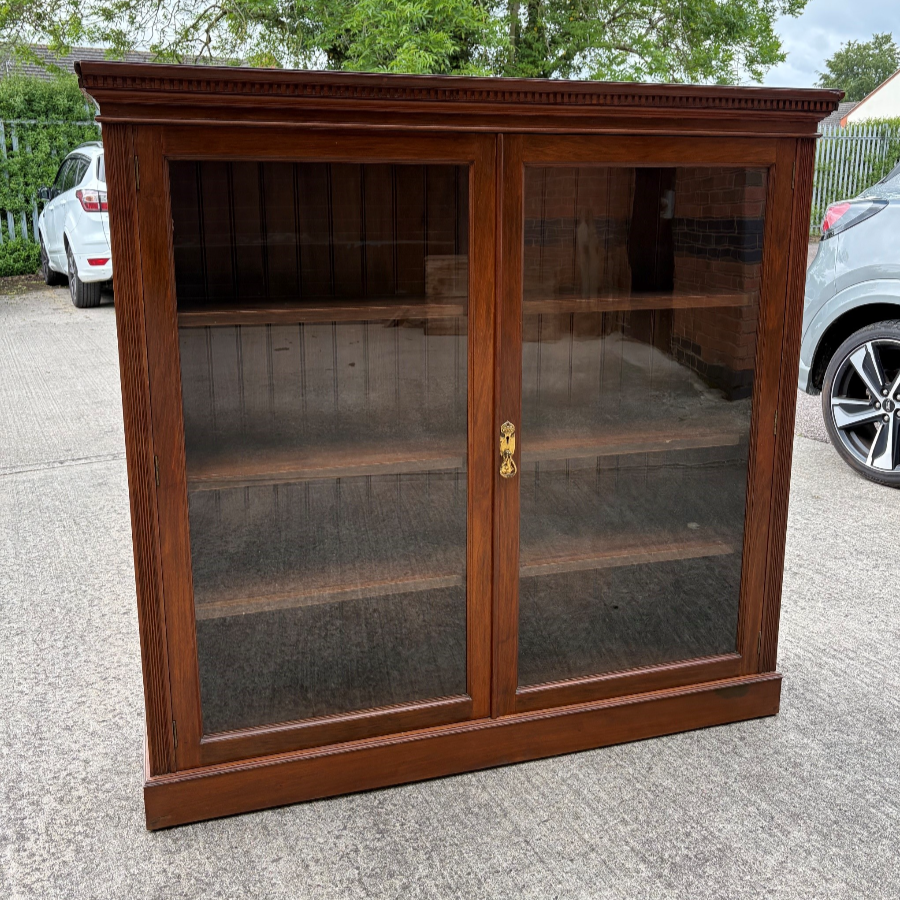 Vintage Georgian Style Mahogany Two-Door Glazed Bookcase - VIN1252O Vintage Georgian Style Mahogany Two-Door Glazed Bookcase - VIN1252O
