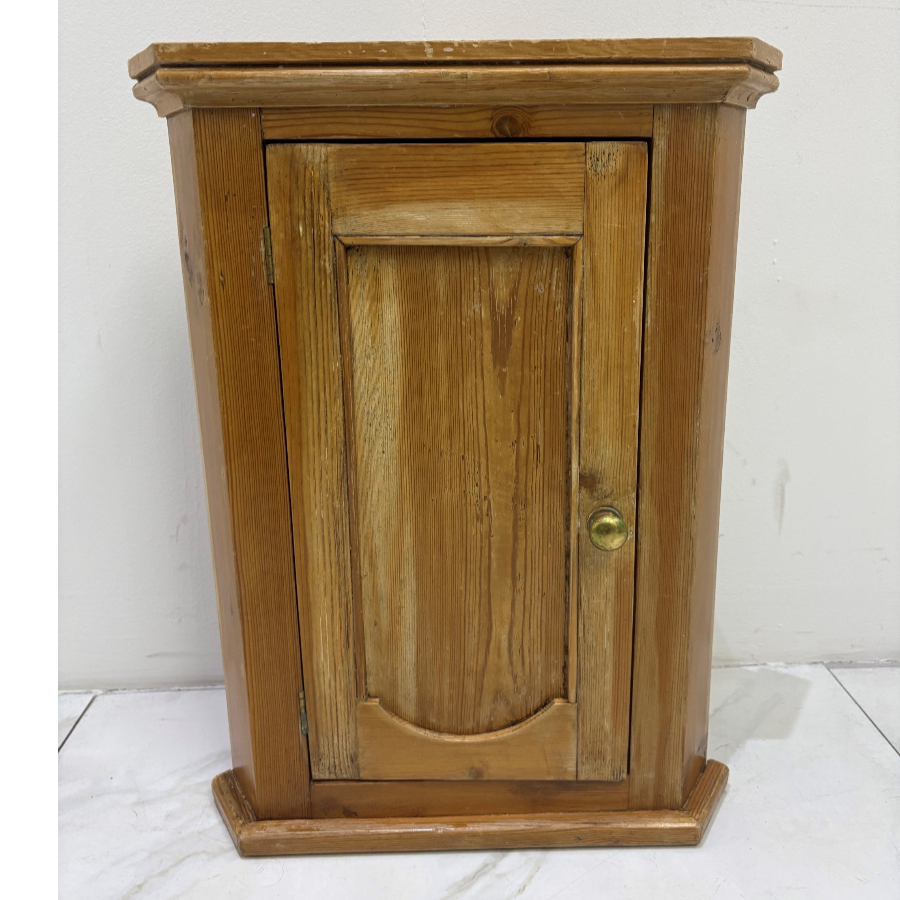 Vintage Small Pine Corner Cabinet - VIN1281Q Vintage Small Pine Corner Cabinet - VIN1281Q