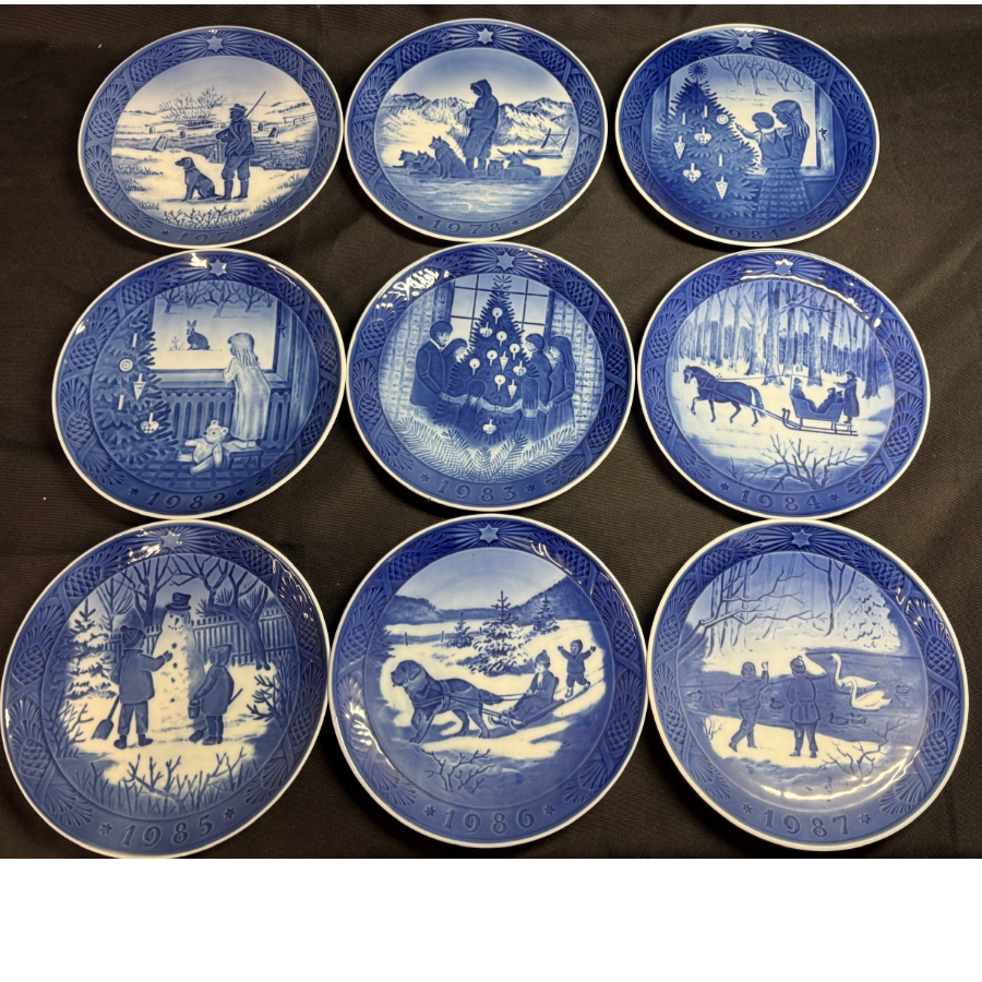Vintage Royal Copenhagen Christmas Plates Set - VIN1282S Vintage Royal Copenhagen Christmas Plates Set - VIN1282S