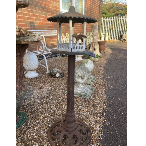 Cast Iron Pedestal Bird House VIN489B