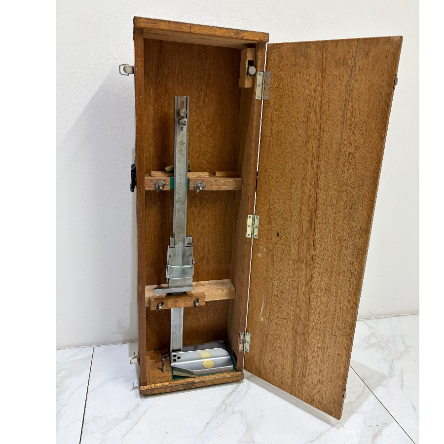 Vintage Mitutoyo 520-164 Vernier Height Gage with Original Wooden Case - VIN1253W Vintage Mitutoyo 520-164 Vernier Height Gage with Original Wooden Case - VIN1253W
