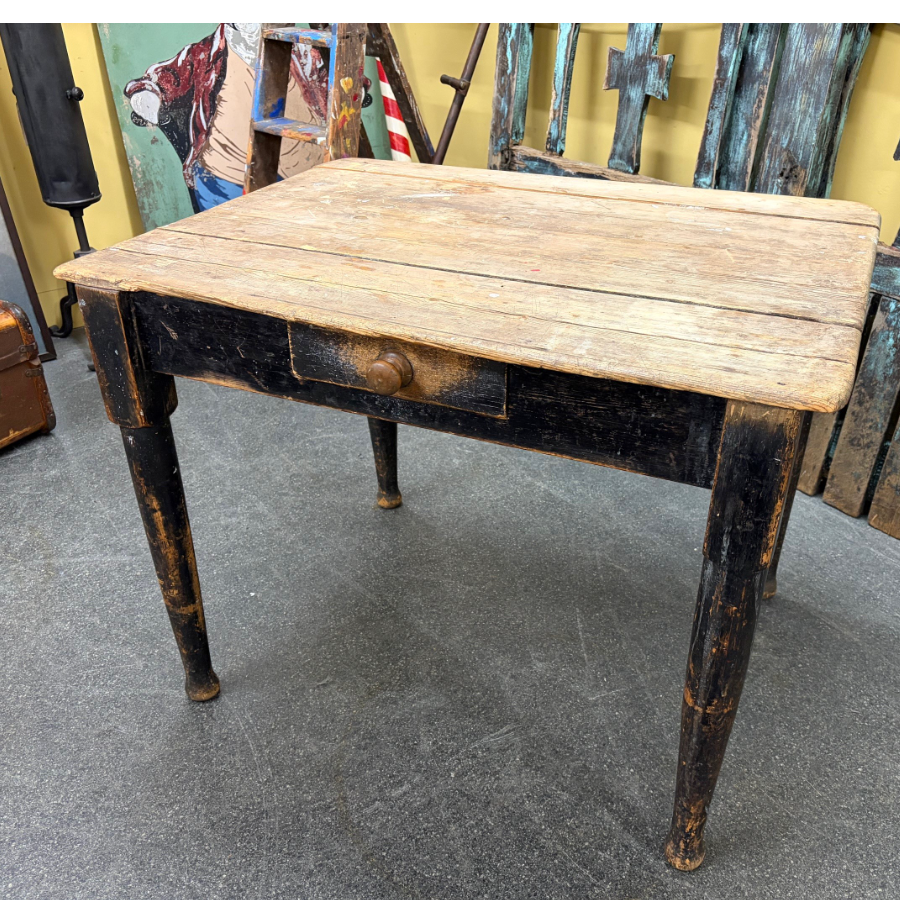 Old Victorian scrub top kitchen table - VIN1305C Old Victorian scrub top kitchen table - VIN1305C