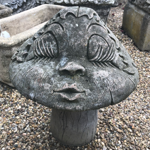 Stone face on plinth VIN748V