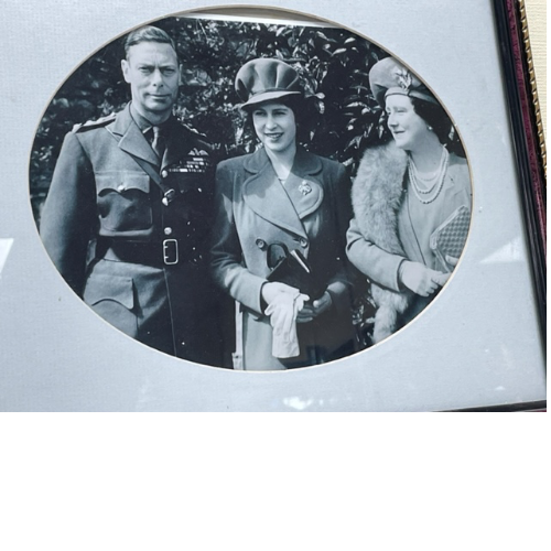 Photo of Queen Elizabeth and parents VIN758X