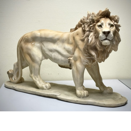 Lion sculpture VIN768G